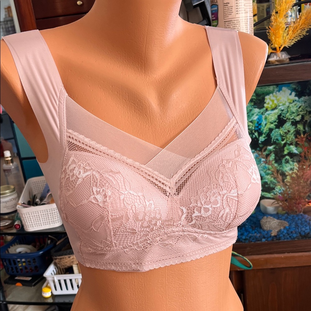 Elegant Lace Bralette in Soft Pink